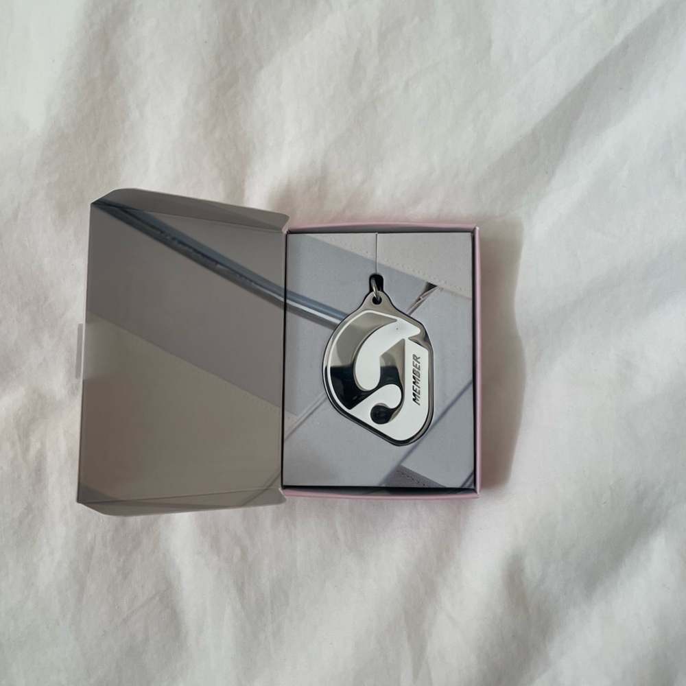 (New in Box) Glossier Member Exclusive Logo Keychain - Picture 3 of 5